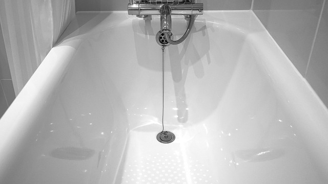 Prysznic w wannie – jak go wziąć i nie zamoczyć łazienki?